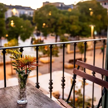 Private In Historic Building On The Square *