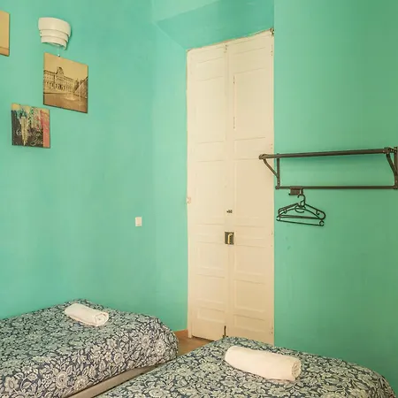 Private In Historic Building On The Square Pansiyon Málaga