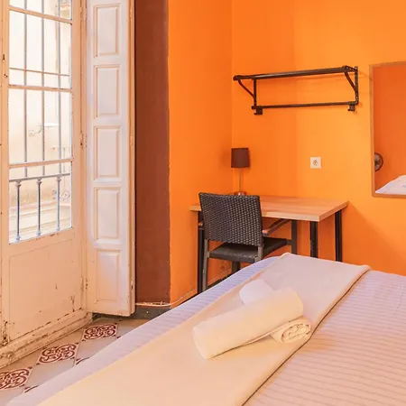 Private In Historic Building On The Square Pansiyon